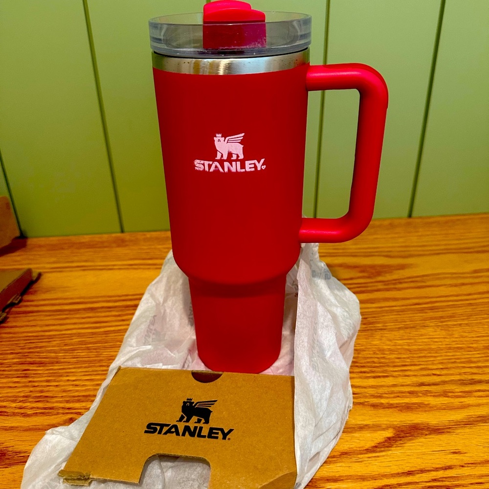 Stanley Pink Cosmo Valentines Day 40 oz FlowState Quencher Tumbler - EUC